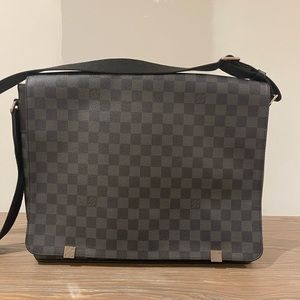 Louis Vuitton District NM Messenger Bag Damier Graphite MM - Great Condition